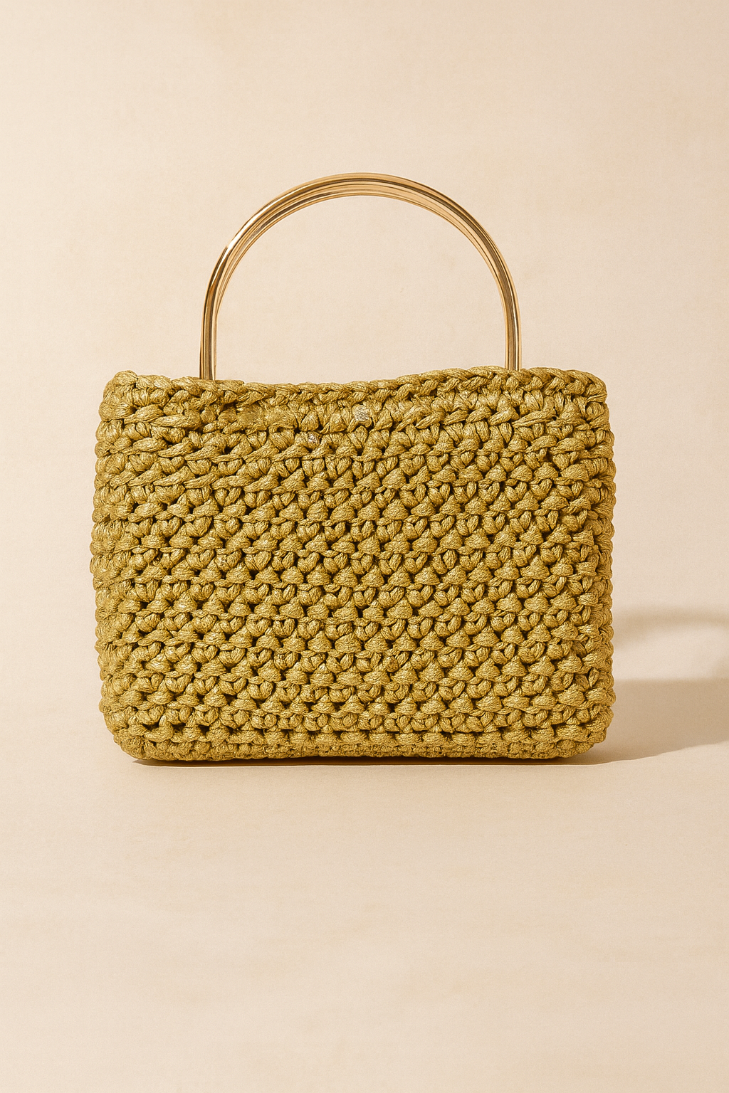 “Golden Elegance” – Borsetta handmade con manici dorati